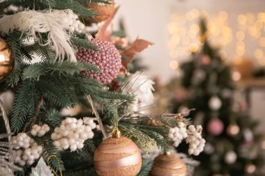 Konforlu daire yeşil Noel Ağacı hediyeleri çelenkler, mumlar dekore edilmiş oyuncaklar iç mekan yeni yıl oturma odası akşam parlayan ışıklar bokeh