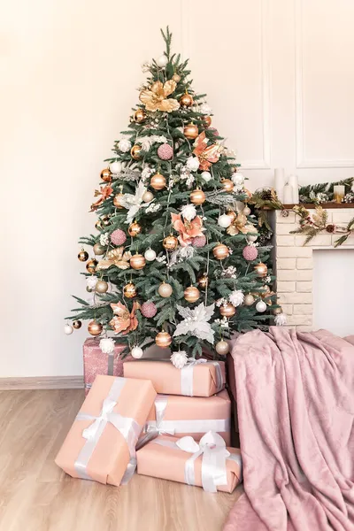 Konforlu daire yeşil Noel Ağacı hediyeleri çelenkler, mumlar dekore edilmiş oyuncaklar iç mekan yeni yıl oturma odası akşam parlayan ışıklar bokeh