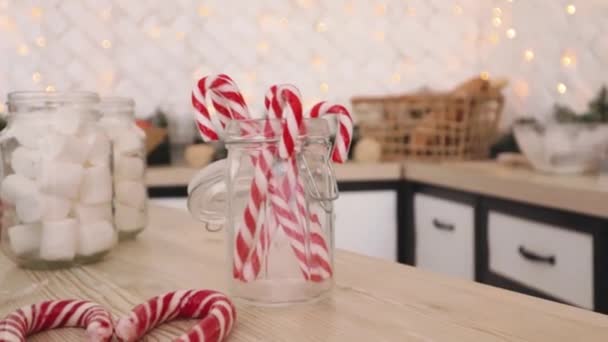 Gemütliche Wohnung Küche Zimmer Grün Weihnachtsbaum Geschenke Geschenke Girlanden Gestreifte — Stockvideo