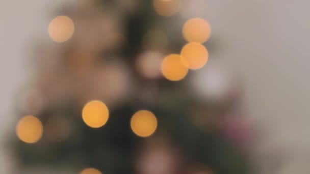 Rozproszony Bokeh Przytulny Płaski Pokój Zielony Christmas Tree Prezenty Prezentuje — Wideo stockowe