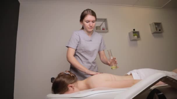 Masseur Terapeuta Amassar Saudável Massagem Nas Costas Relaxante Mãos Terapia — Vídeo de Stock