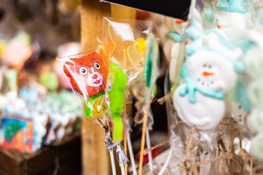 Tatil tezgahı çizgili lolipop şekerli zencefilli kurabiye çubuğunda. Soğuk hava, kış pazarı festivali, tatil köyü kutlaması. Yılbaşı süsleri Marshmallow dondurması