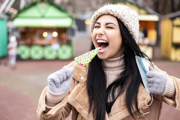 Mujer Celebrando Bodega Comer Caramelo Dulce Piruleta Quita Cara Azul —  Fotos de Stock