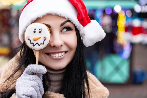 예쁘게 벌리고 축하하는 여자가 남자를 있어요 공휴일 휴양지 모자쓰기 크리스마스 — 스톡 사진