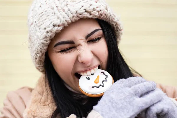 Joven Bastante Sonriente Boca Abierta Dientes Blancos Mujer Celebrando Bodega —  Fotos de Stock