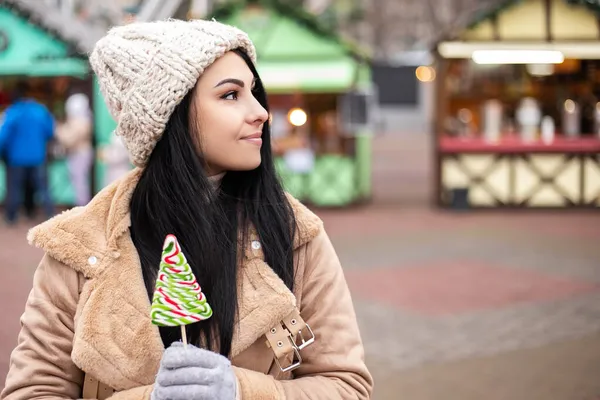 Joven Bastante Sonriente Boca Abierta Dientes Blancos Mujer Celebrando Bodega —  Fotos de Stock