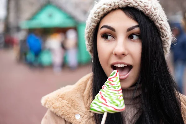 Joven Bastante Sonriente Boca Abierta Dientes Blancos Mujer Celebrando Bodega —  Fotos de Stock