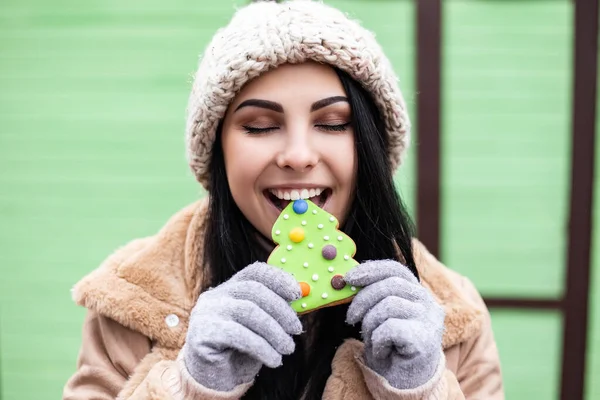 Joven Bastante Sonriente Boca Abierta Dientes Blancos Mujer Celebrando Bodega —  Fotos de Stock