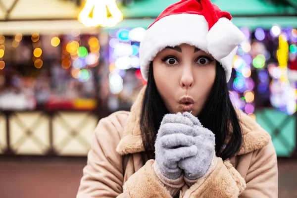외투를 환호성을 지르며 축하하고 벌리고 여인은 놀랐다 공휴일 휴양지 성탄절 — 스톡 사진