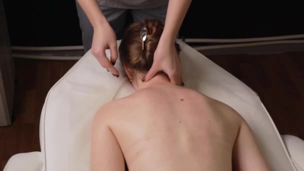 Жінка Масажистка Замінює Здоровий Масаж Шиї Розслабляючи Професійну Терапію Олією — стокове відео