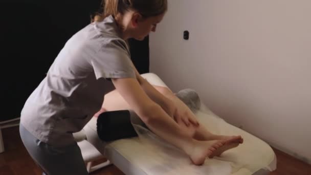 Frau Masseur Therapeutin Kneten Gesunde Beine Füße Massage Entspannende Professionelle — Stockvideo