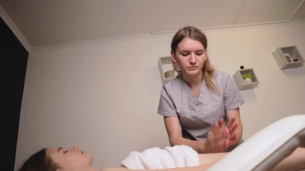 Masażystka Ugniatająca Zdrowy Masaż Brzucha Relaksująca Profesjonalną Terapię Olejkiem Rąk — Wideo stockowe