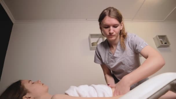 Frau Masseur Therapeutin Kneten Gesunde Magenmassage Entspannende Professionelle Therapie Hände — Stockvideo
