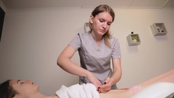 Γυναίκα Μασέρ Θεραπευτής Ζυμώνει Υγιή Στομαχικό Μασάζ Χαλαρωτική Επαγγελματική Θεραπεία — Αρχείο Βίντεο