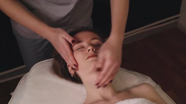 Mujer Masajista Terapeuta Amasar Cabeza Sana Masaje Facial Relajante Terapia — Vídeo de stock