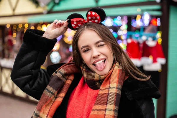 코트를 축하하는 미소짓고 벌리고 여자가 웃는다 공휴일 휴양지 성탄절 — 스톡 사진