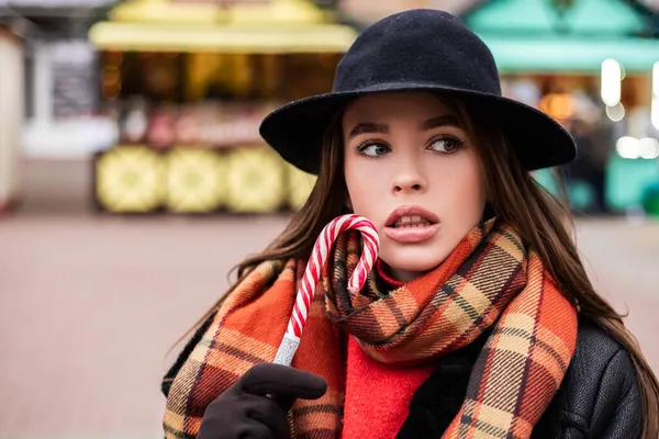 예쁘게 여자가 코트를 축하하는 롤리팝 사탕을 공휴일 휴양지 성탄절 — 스톡 사진