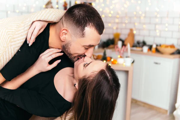 Adorável Casal Romântico Cozinha Abraçando Beijando Envolto Cobertor Casa Atmosfera — Fotografia de Stock