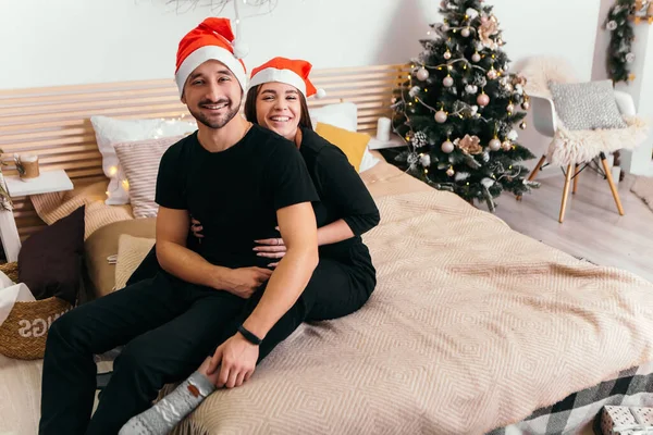 Schöne Junge Romantische Paar Sitzt Der Nähe Von Geschenken Präsentiert — Stockfoto