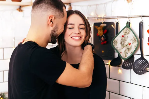 Bella Sorridente Giovane Coppia Romantica Piedi Cucina Baci Abbracci Casa — Foto Stock