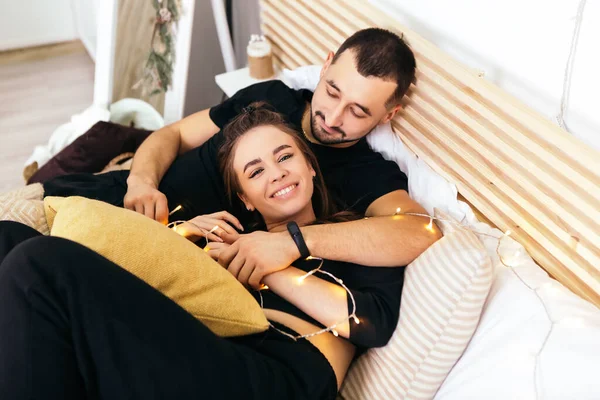 Lovely Young Romantic Couple Lying Bed Hugging Kissing Garlands Home — Stock Photo, Image