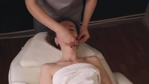 Vrouw Masseur Therapeut Kneden Gezond Hoofd Gezicht Massage Ontspannen Professionele — Stockvideo
