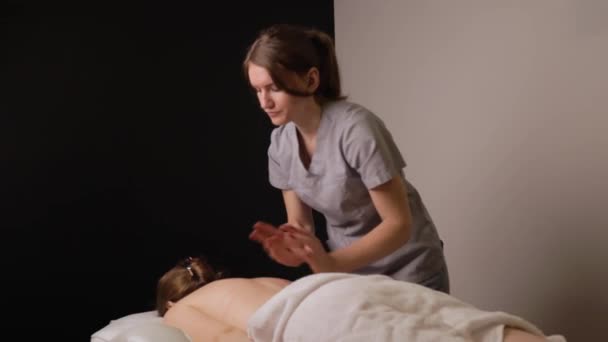 Massaggiatrice Donna Impastare Massaggio Alla Schiena Sano Rilassante Professionale Olio — Video Stock
