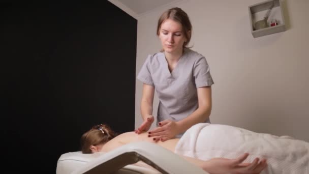 Woman Masseur Therapist Kneading Healthy Back Massage Relaxing Professional Therapy — Stock Video