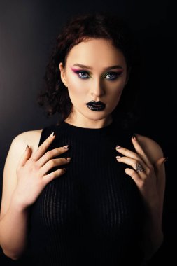 Premium makyaj sanatçısı, profesyonel usta işi, çok renkli üretim, kozmetik koleksiyon aksesuar paletleri, renkli parlak far, güzel yanaklar pudra pudrası.