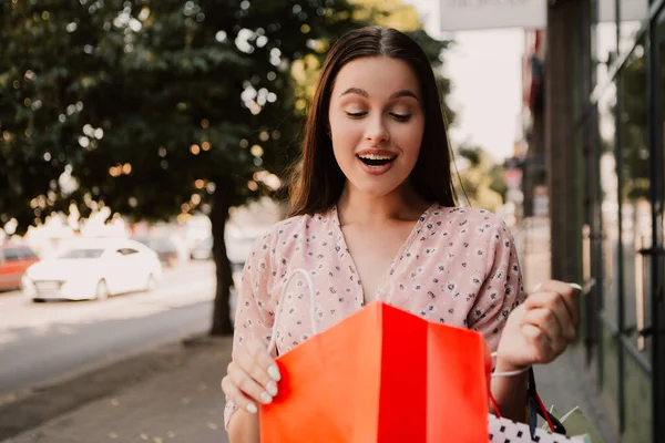 Surprised Lady Open Look Bags Shopper Woman Dressed Pink Flower — Stockfoto