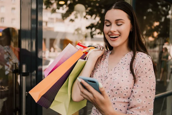 Shocked Lady Hold Many Bags Surfing Internet Phone Shopper Woman — Stockfoto
