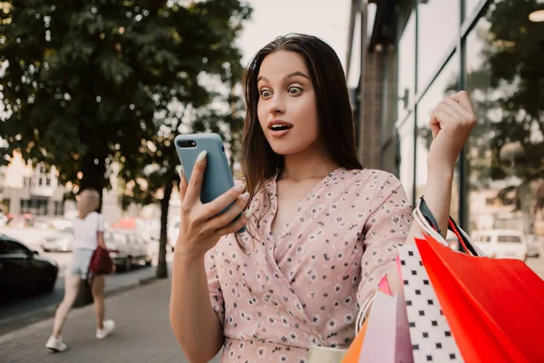 Shocked Lady Hold Many Bags Surfing Internet Phone Shopper Woman — Stock Photo, Image