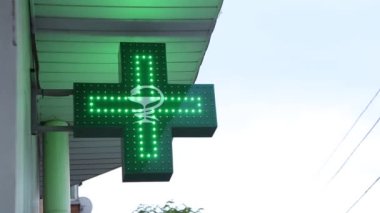 Neon Tıbbi Parlak Parlak Parlak Yeşil Parlak Şehir Eczanesi çapraz ışık ampulleri Coronavirus salgını karantinası sırasında şehirdeki bina üzerinde
