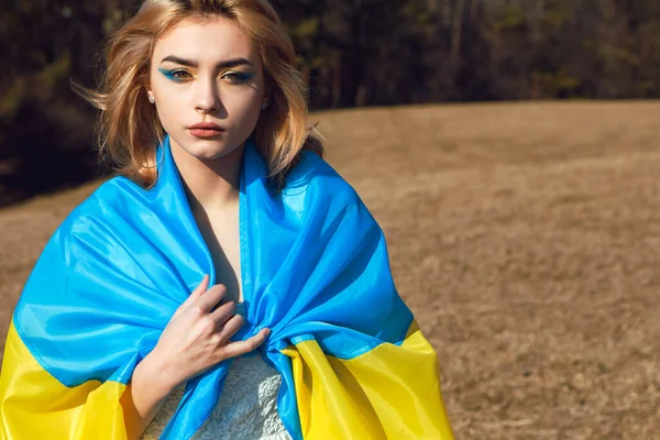 Porträtt Kvinna Insvept Ukrainska Gula Blå Flagga Fladdrar Viftande Vinden — Stockfoto