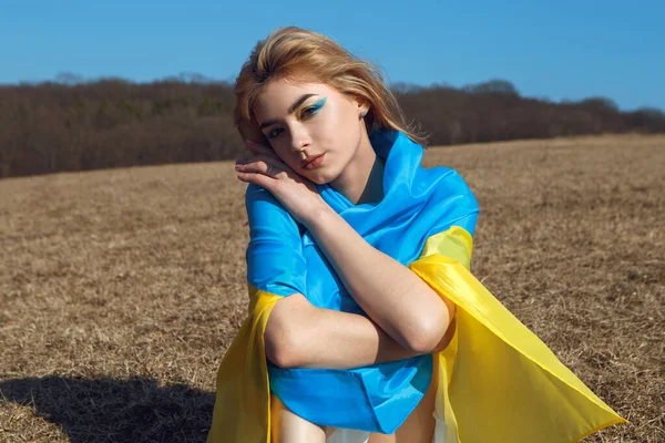 Πορτρέτο Της Γυναίκας Τυλιγμένο Ουκρανική Κίτρινη Μπλε Σημαία Κυματίζει Στον — Φωτογραφία Αρχείου