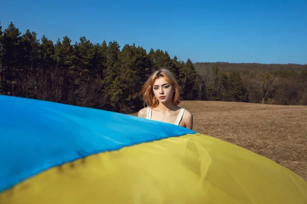 Ritratto Donna Avvolta Nella Bandiera Blu Gialla Ucraina Sventola Sventolando — Foto Stock