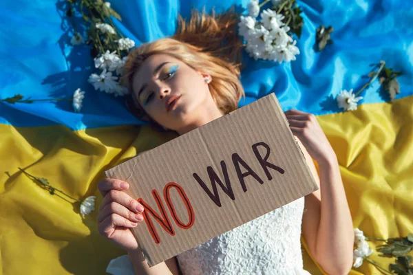 Kein Krieg Frau Liegt Auf Ukrainischer Gelb Blauer Flagge Mit — Stockfoto