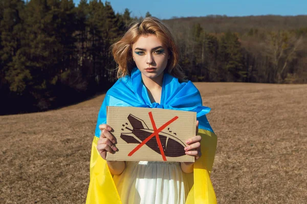 Niente Bombe Donna Avvolta Nella Bandiera Blu Gialla Ucraina Con — Foto Stock