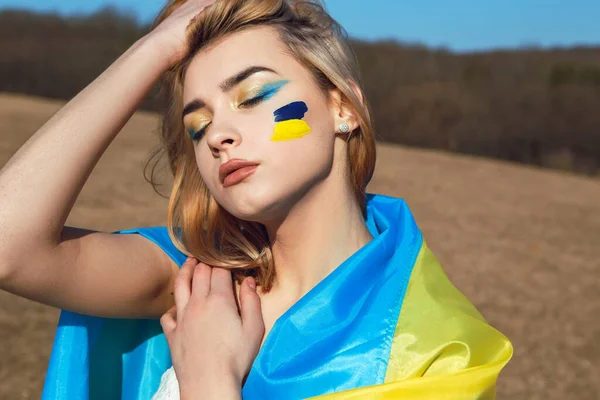 Porträt Einer Frau Die Eine Ukrainische Gelb Blaue Fahne Gehüllt — Stockfoto