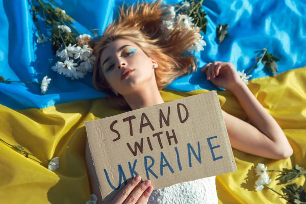 Steht Der Seite Der Ukraine Frau Liegt Auf Ukrainischer Gelb — Stockfoto