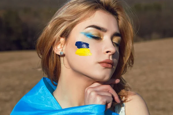 Portrét Ženy Zabalené Ukrajinské Žlutomodré Vlajky Národní Symbol Ukrajiny Tváři — Stock fotografie