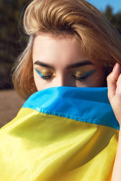 Retrato Mulher Envolto Pontas Bandeira Azul Amarela Ucraniana Acenando Vento — Fotografia de Stock