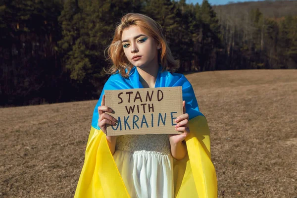 Steht Der Seite Der Ukraine Frau Ukrainische Gelb Blaue Fahne — Stockfoto