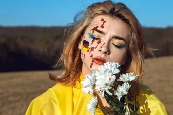 Retrato Mulher Envolto Bandeira Azul Amarela Ucraniana Símbolo Nacional Ucrânia — Fotografia de Stock