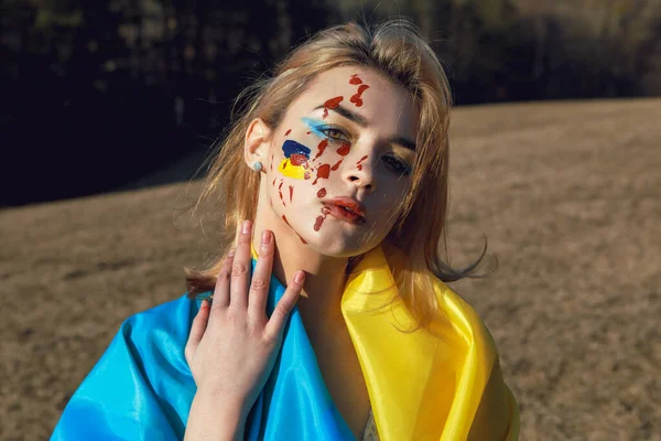 Porträtt Kvinna Insvept Ukrainska Gul Blå Flagga Nationell Symbol För — Stockfoto