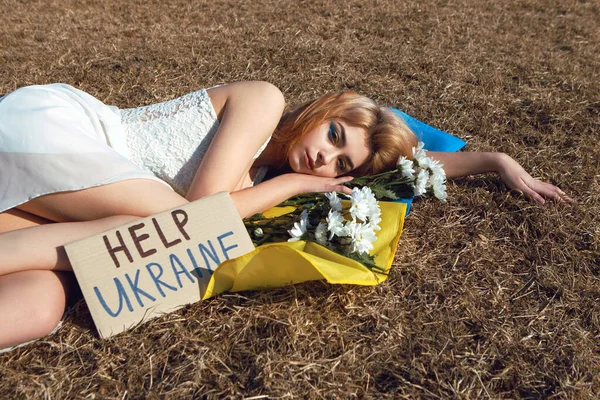 Помогите Украине Женщина Лежащая Украинском Желтом Голубом Флаге Плакатами Протеста — стоковое фото