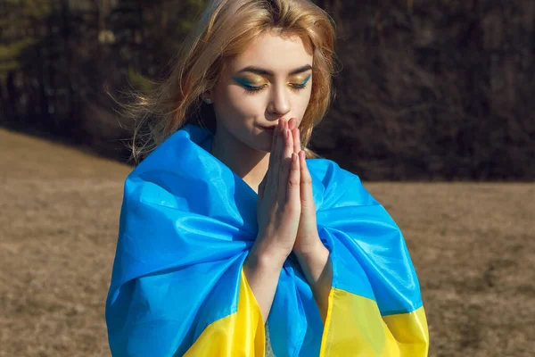 Porträt Einer Frau Die Eine Ukrainische Gelb Blaue Fahne Gehüllt — Stockfoto