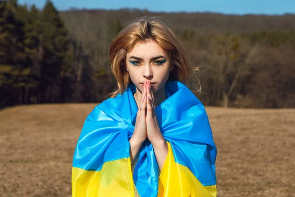 ウクライナの黄色の旗に包まれた女性の肖像画 ウクライナの象徴 メイクを持つ愛国的な女性は ジェスチャーサインを祈る示しています ウクライナとのスタンド サポートと連帯 — ストック写真