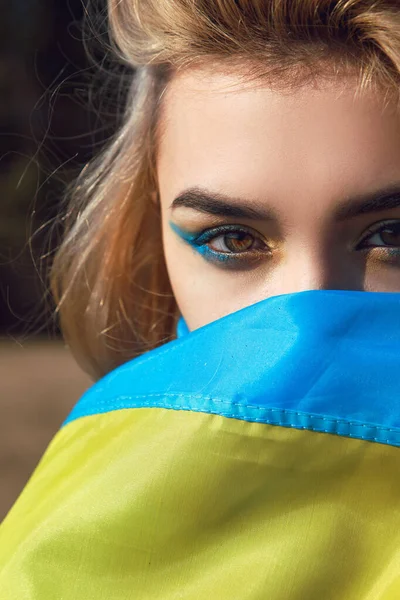 Πορτρέτο Της Γυναίκας Τυλιγμένο Ουκρανική Κίτρινη Μπλε Σημαία Κυματίζει Στον — Φωτογραφία Αρχείου
