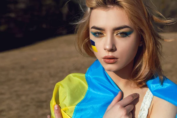 Ritratto Donna Avvolto Nella Bandiera Blu Gialla Ucraina Simbolo Nazionale — Foto Stock